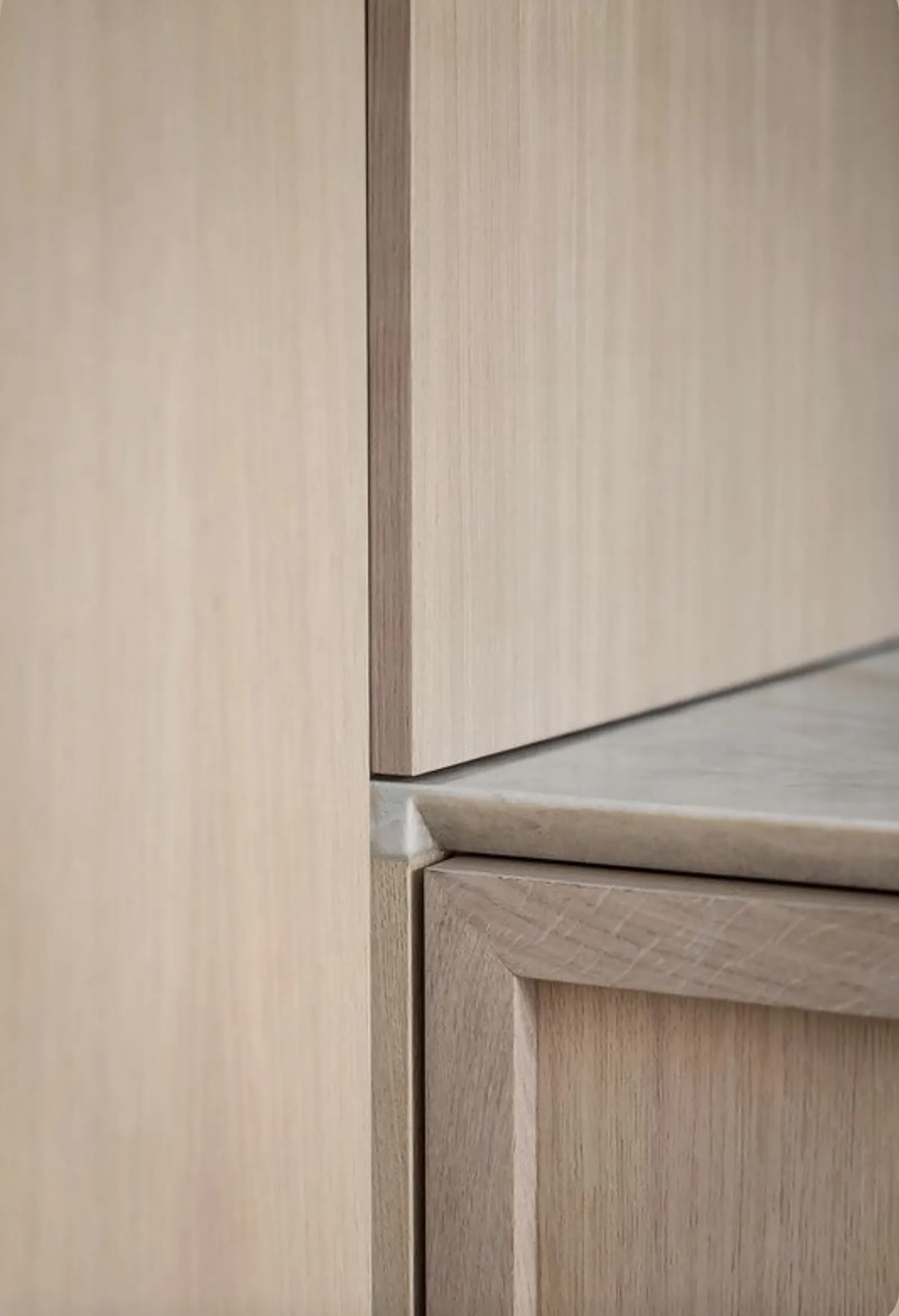 Détail d'un caisson en bois associé à un plan de travail en marbre