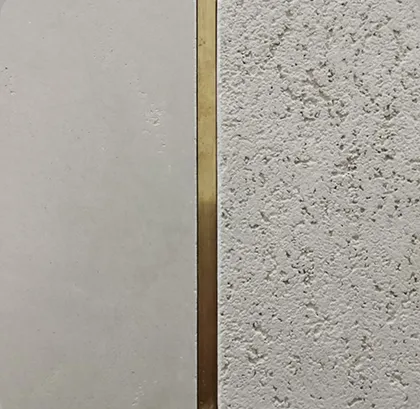 Détail d'une jonction entre béton ciré et enduit texturé