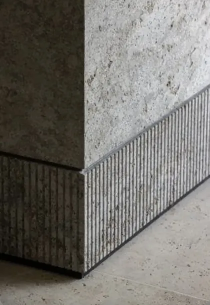 Détail d'une plinthe cannelée en pierre