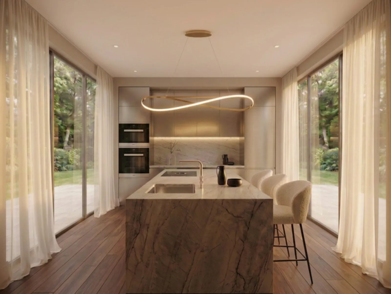 Cuisine avec îlot central en marbre, suspension en laiton et vue sur le jardin